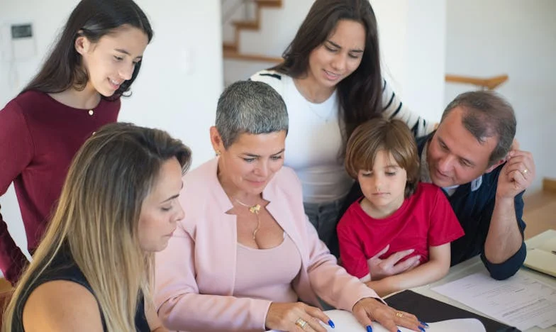 Igra na tankoj liniji: Priča o krivici, oproštaju i roditeljstvu u digitalnom dobu