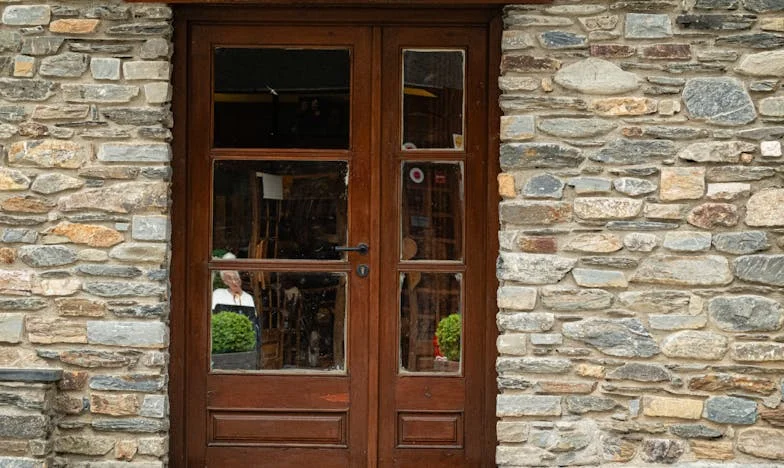 Mezi dvěma světy: Příběh o lásce, penězích a ztrátě důvěry