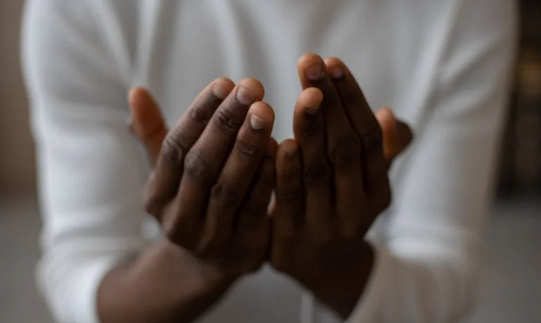 Dar, který změnil dva životy: Příběh o odvaze a lidskosti