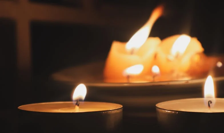 Když mi osud svázal ruce: Příběh lásky, která se učila česat vlasy