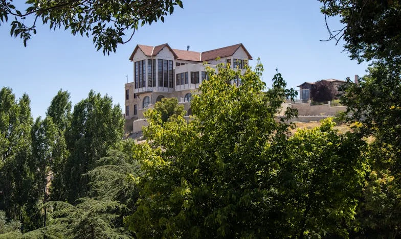 Když tchyně rozhoduje: Příběh o tichu, smíchu a nevyřčených slovech