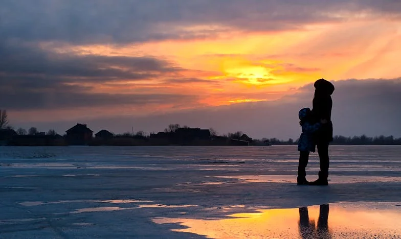 Když vlastní dcera volá jen kvůli penězům: Příběh matky, která ztratila radost z mateřství