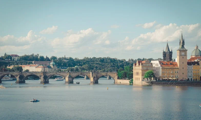 Můj muž mě opustil kvůli jiné, pak ticho: Po 12 letech stojí u mých dveří