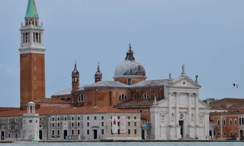 Pod jednou střechou: Tchynina stín nad mým životem