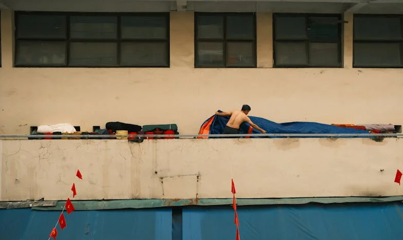 Porod, který roztrhl rodinu: Když tchyně překročila hranice