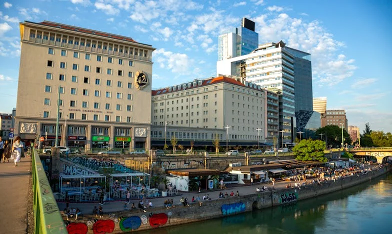 „Sbal kufry a přijeď hned!“ – Když tchyně ovládne váš život