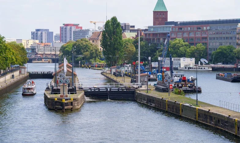 Ticho nedělních obědů: Když se rodina rozpadá u stolu