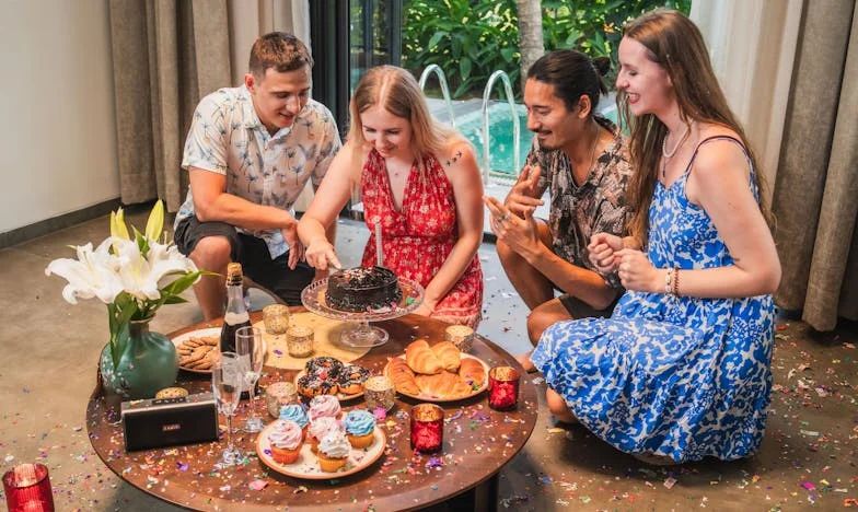 „Vy si užíváte, zatímco my se topíme v dluzích“ – Příběh o vině, rodině a stáří