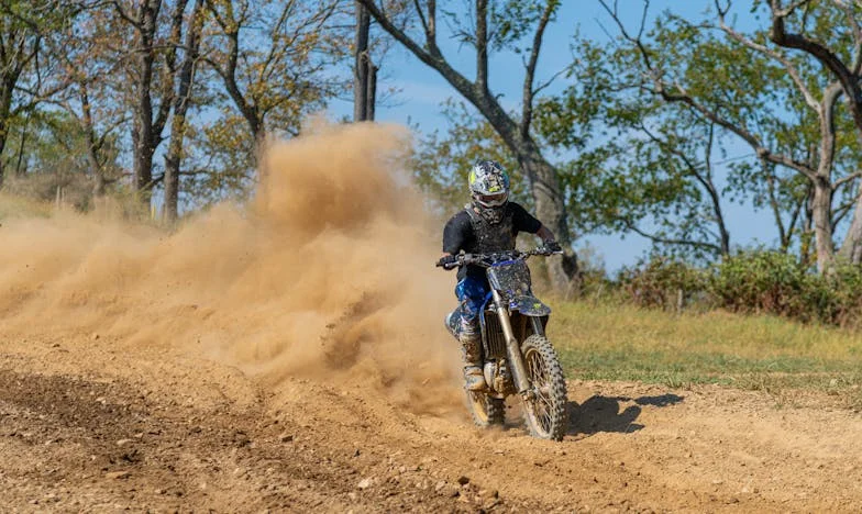 Když se o svatbě syna dozvíte od sousedky: Příběh Anny a ticha v rodině