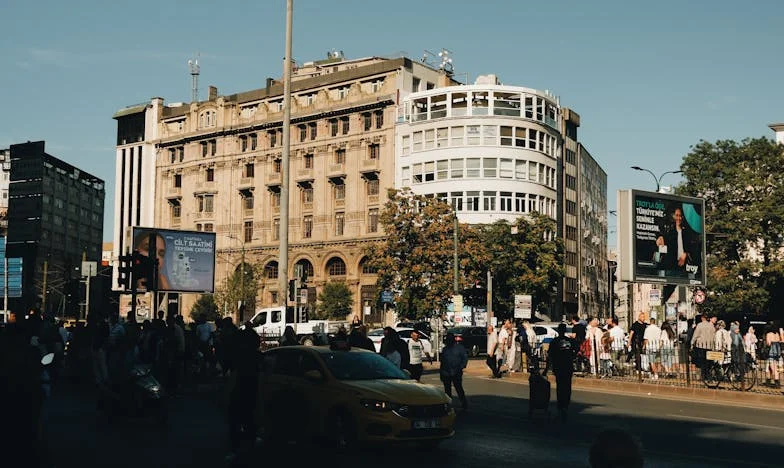 Mezi dvěma ohni: Když rodina rozděluje místo aby spojovala