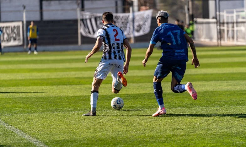 Ozvěny závisti: Příběh z české korporace o hněvu a pokušení