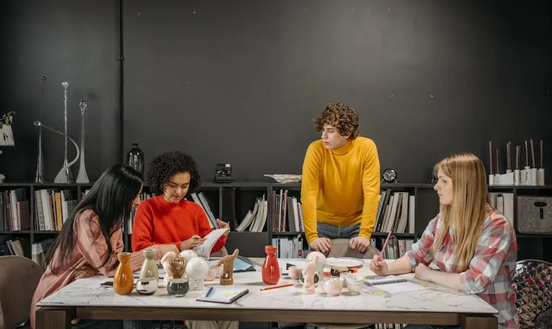 „V sedm ráno jsem přinesla čerstvé jídlo pro děti, ale syn mi ani nepoděkoval a zabouchl mi dveře před nosem: Jsem si jistá, že za tím stojí snacha“