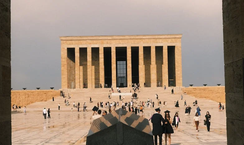 Bouře v neděli: Týden, který změnil všechno