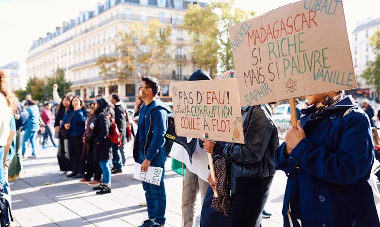 Cizinka ve vlastním domě: Příběh o hranicích, loajalitě a hledání sebe sama