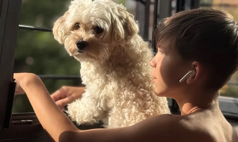 Když telefon zazvoní a bolí: Příběh jedné matky z Brna a její vzdálené dcery