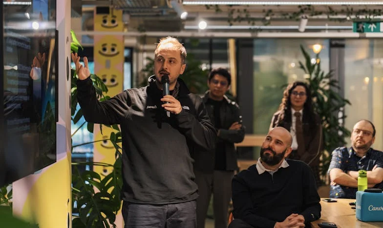 Minuta zpoždění, večeře v tahu: Život pod hodinami mé tchyně