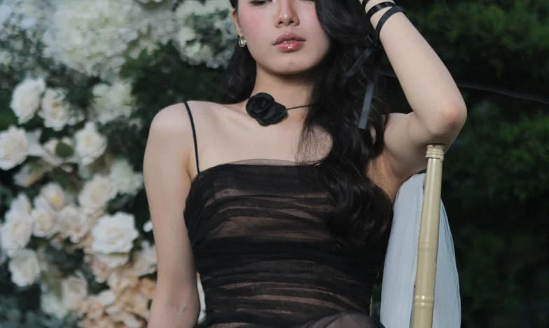 Pod střechou z vlnitého plechu: Moje rodina, moje vězení