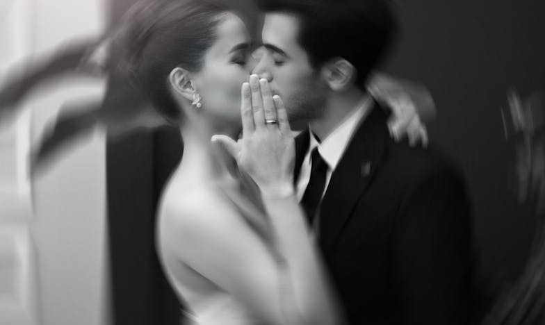 Prosba za zavřenými dveřmi: Příběh o naději, zradě a síle rodiny