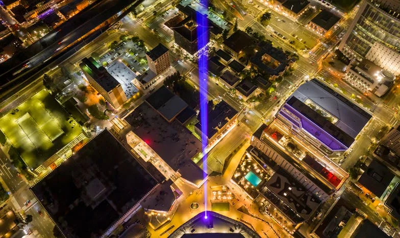 Dva cesty k pravdě: Příběh ztracených dvojčat a jedné ženy