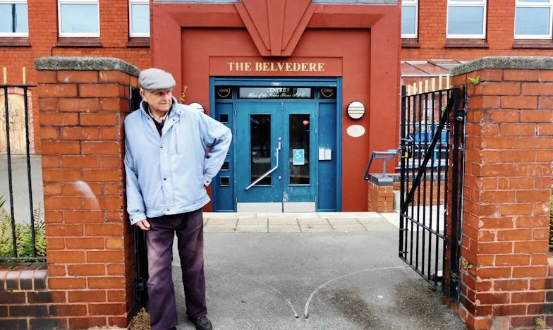 Když mi táta začal účtovat nájem za můj pokoj: Tíha nevyřčených dluhů