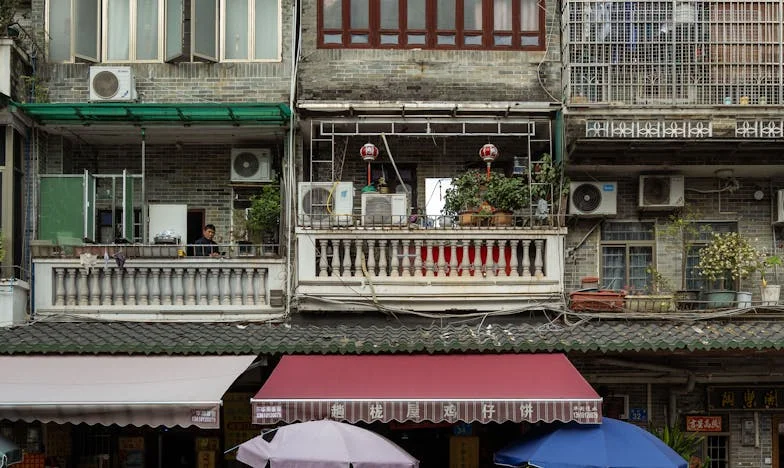 Skok do neznáma: Příběh odvahy a ztráty na mostě přes Vltavu