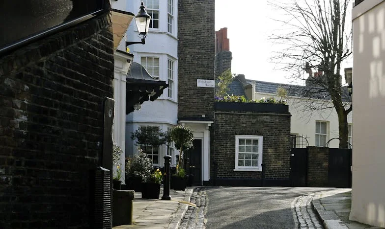 Všechno zůstalo jí, mně jen krabice starých fotek: Příběh ztracené sestry