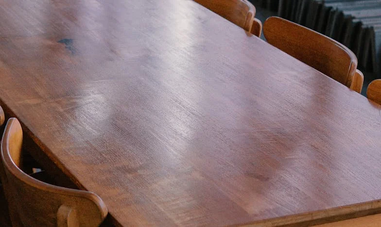 Jarní úklid, který rozbil naše manželství: Příběh o tajemstvích, která jsme si neřekli