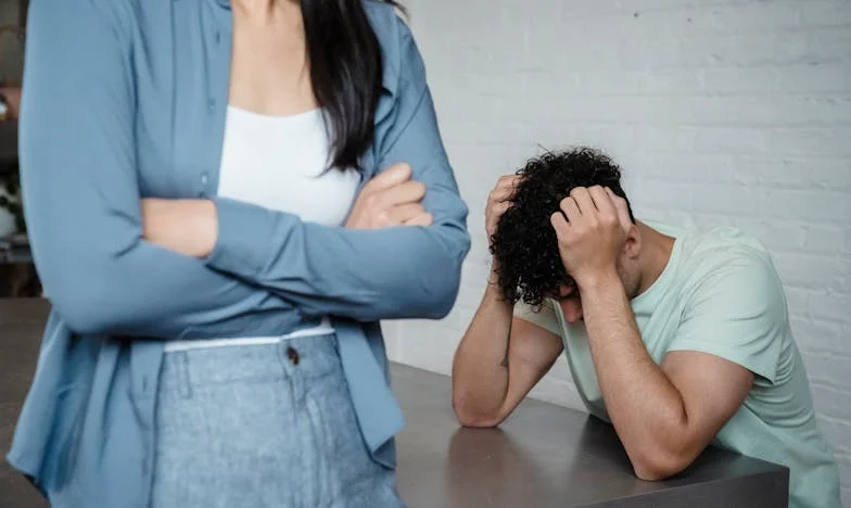 Moje nejlepší kamarádka si vzala mého exmanžela a pak mě nechala na holičkách: Příběh zrady a ztracené důvěry