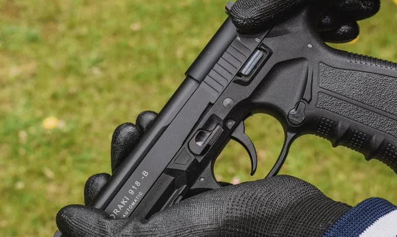 Noc v chladné chodbě: Jak jsem s dětmi utekla před domácím násilím a zjistila, že svět není černobílý