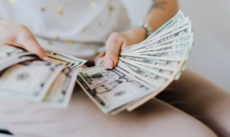 Šetřím každou korunu, ale rodina mě bere jako bankomat: Můj příběh o lásce, zklamání a odvaze říct dost