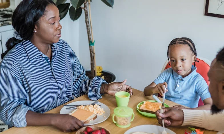 Když láska překročí hranice: Příběh Tomáše a Aleny, který šokoval celou rodinu
