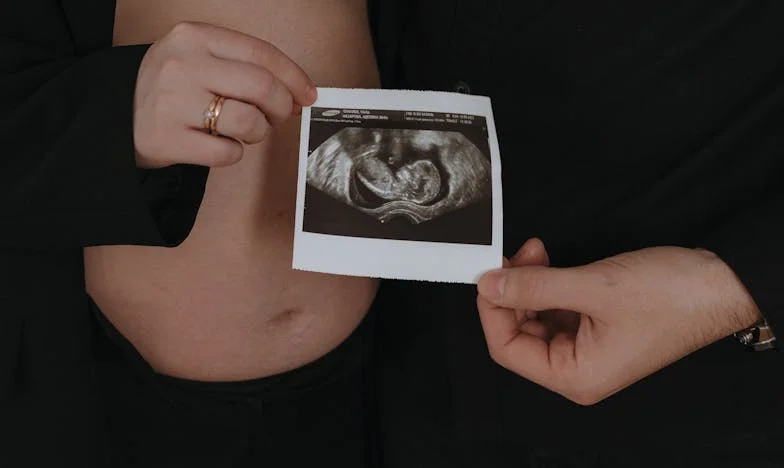 Nebyla jsem pozvaná na svatbu, protože jsem 'cizinka', ale teď jsem jim zase rodina. Co mám dělat?