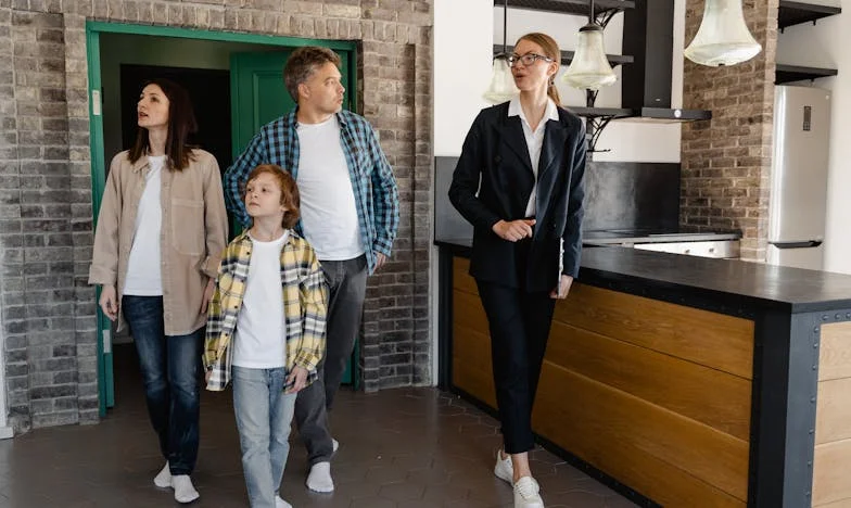 Novoroční šok: Nečekaná snoubenka naší rodiny a co to odhalilo o nás všech