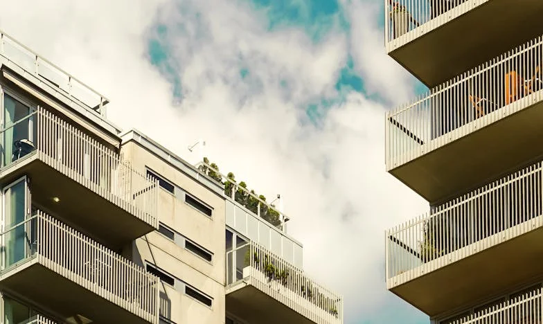 Babička mě nutí sdílet byt s bratrem. Myslel jsem, že je to vtip – ale teď je to moje noční můra