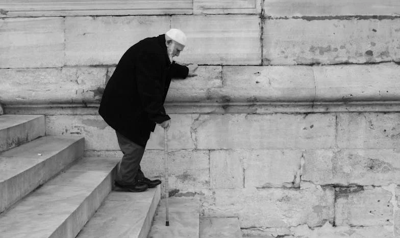 Když se o svatbě svého syna dozvíš od sousedky: Příběh Marie a ticha v rodině