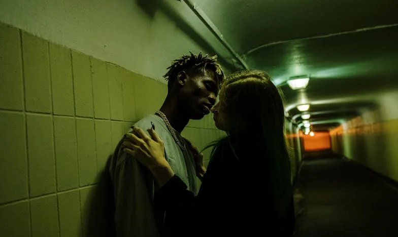 Když se rodina rozpadá: Příběh o zradě a naději v srdci Prahy