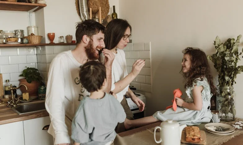 Moje sousedka mi řekla, že můj manžel vodí domů jinou ženu, když nejsem doma. Nevím, co mám dělat.