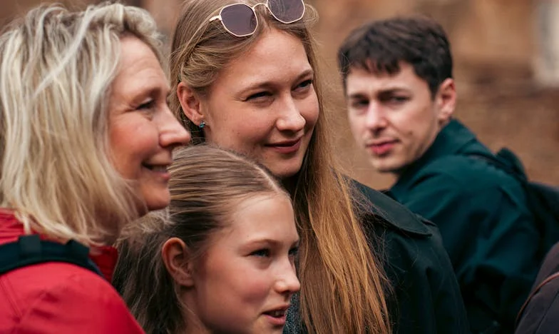 „Odcházím,“ řekla jsem tiše: „Nenechá nás žít v klidu.“ Moje snacha zrudla a utekla od stolu.