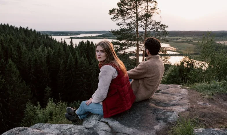 Pozvala jsem bývalou snachu domů — teď je mi syn cizí. Může člověk přijít o vlastní dítě kvůli dobrotě?