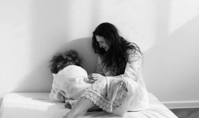 Samotná učitelka, dva chlapci a tajemství, které změnilo celou vesnici – příběh, který rozvířil klidné vody u Labe