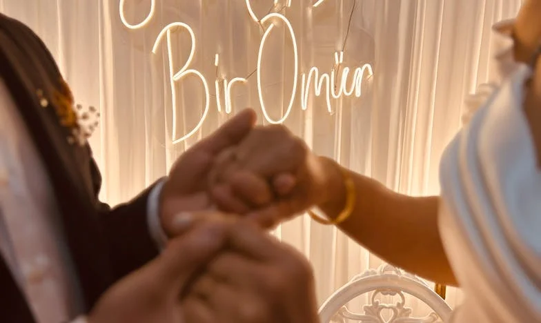 Věnec, který zlomil mé manželství: Život mezi láskou a lží