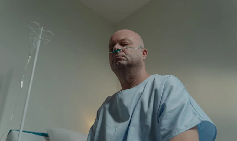 „Vrať ty šaty – stejně se do nich nevejdeš!“: Tchyně, intriky a cizí rodina – můj boj o sebe a manželství