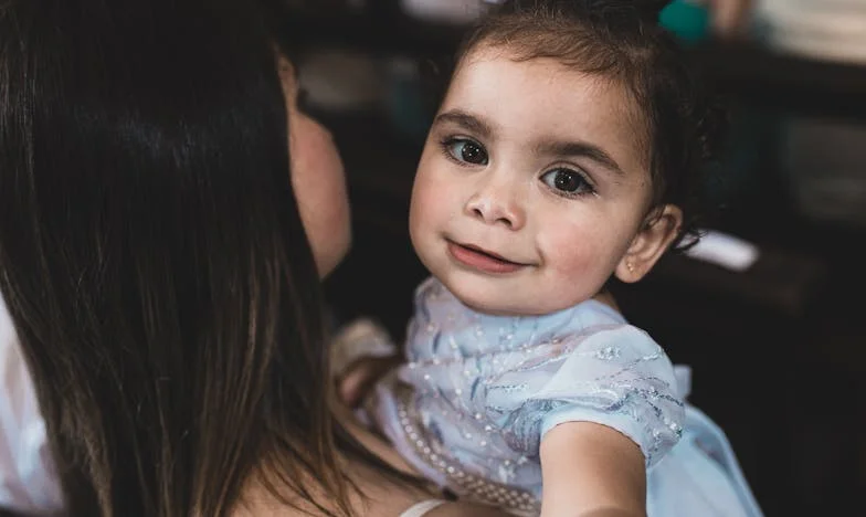 Všechno zůstalo jí, mně jen krabice starých fotek: Příběh o ztracené sestře