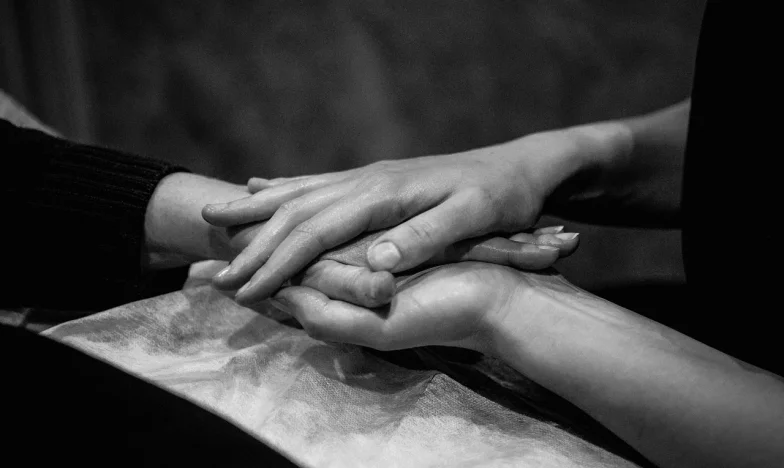 Vyhozená z domova kvůli těhotenství: Po deseti letech se rodiče vrací a prosí o pomoc