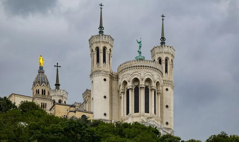 Zůstala jsem s prázdnýma rukama po rozvodu, ale jeden telefon všechno změnil: Můj příběh o pádu a síle ženy