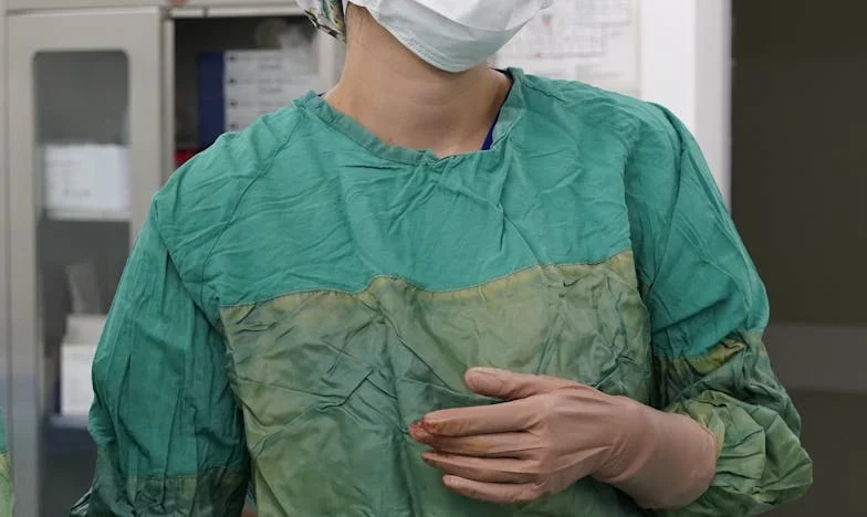 Když srdce rozhoduje: Příběh osiřelé dívky a uklízečky v českém zdravotnictví