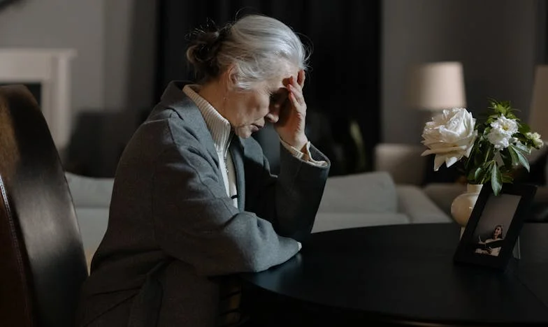 Všechno po bratrovi zdědila jeho žena. Mně zůstala jen krabice fotek a pocit, že jsem pro všechny neviditelná.