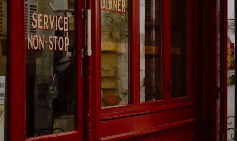 Mezi dvěma světy: Láska přes obrazovku a hořký konec