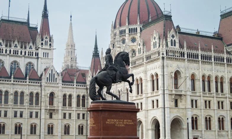 „Защо на масата има само кренвирши?“ – История за празната къща и тишината между нас