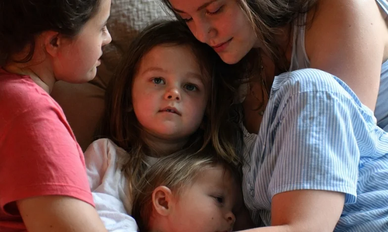 Когато мама не може да си тръгне: История за разпада на едно семейство под един покрив